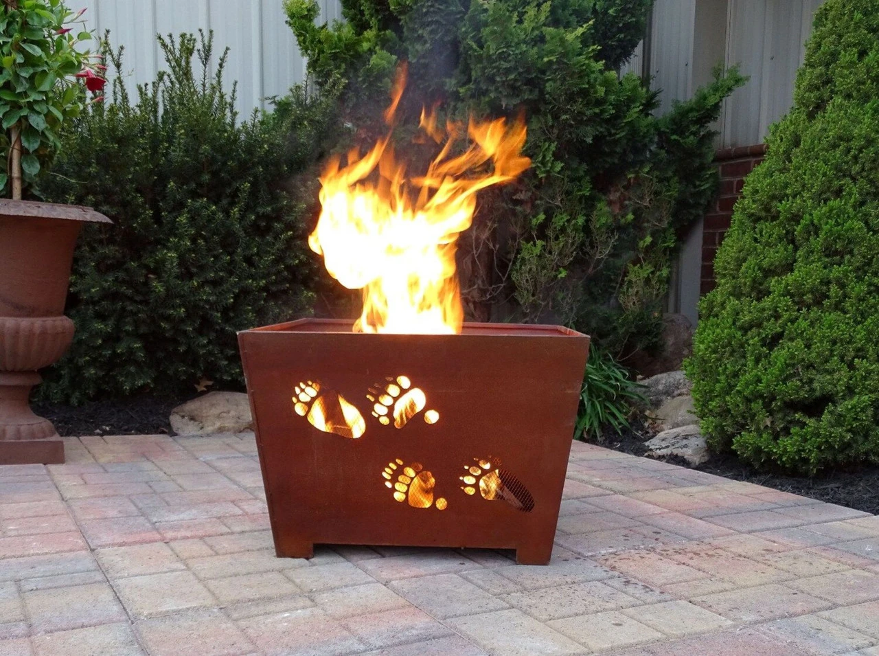 24" Brown Rustic Finish Bear Square Outdoor Fire Basket 3 24" Brown Rustic Finish Bear Square Outdoor Fire Basket - Image 3